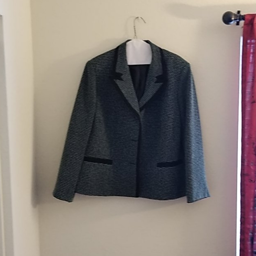 Skirt suit